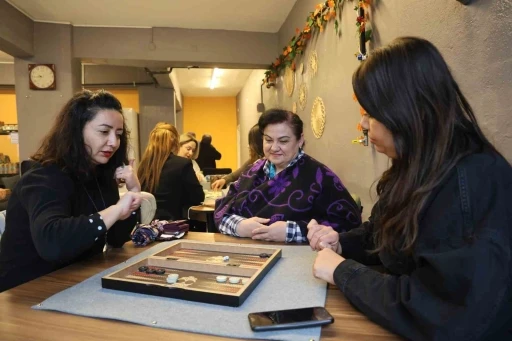 Ev g&uuml;nlerinden esinlenerek kadın kafeyi kurdu
