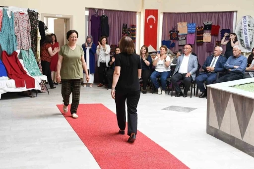 Ev hanımları kursla terzi oldu, kendi tasarımlarını defileyle tanıttı
