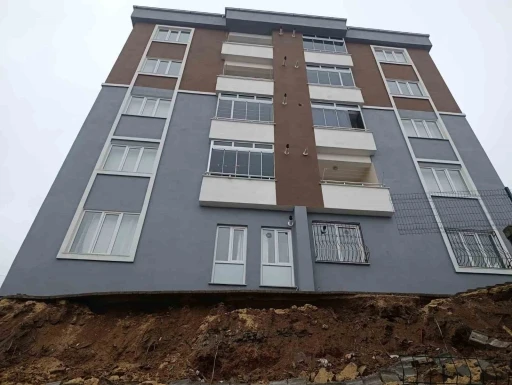 Ev sahibi, duvar &ccedil;&ouml;kmesini &rsquo;deprem&rsquo; zannetmiş
