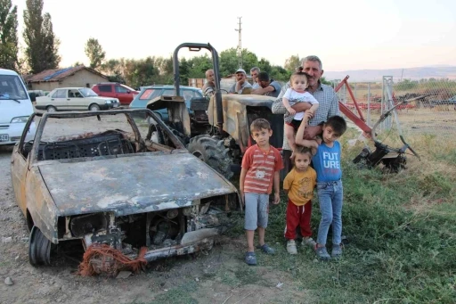 Ev, traktör ve otomobili yanan çift 4 torunuyla yuvasız kaldı
