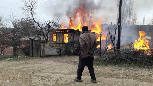 Ev ve ahır alev alev yandı
