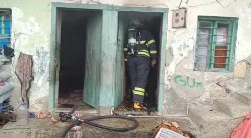 Ev yangını çevreye sıçramadan söndürüldü
