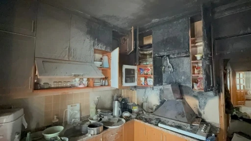 Ev yangınında anne ve 3 çocuğu dumandan etkilendi
