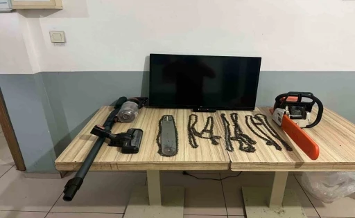 Evde buldukları her şeyi &ccedil;aldılar: 2 tutuklama
