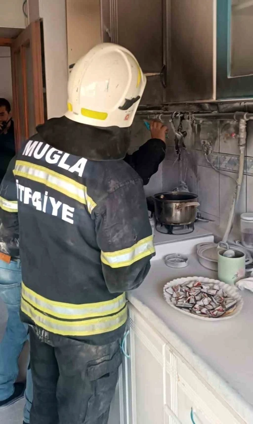 Menteşe&rsquo;de Korkutan Mutfak Yangını
