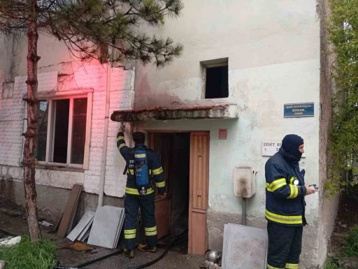 Evde &ccedil;ıkan yangında dumandan etkilenen 98 yaşındaki kadın hayatını kaybetti
