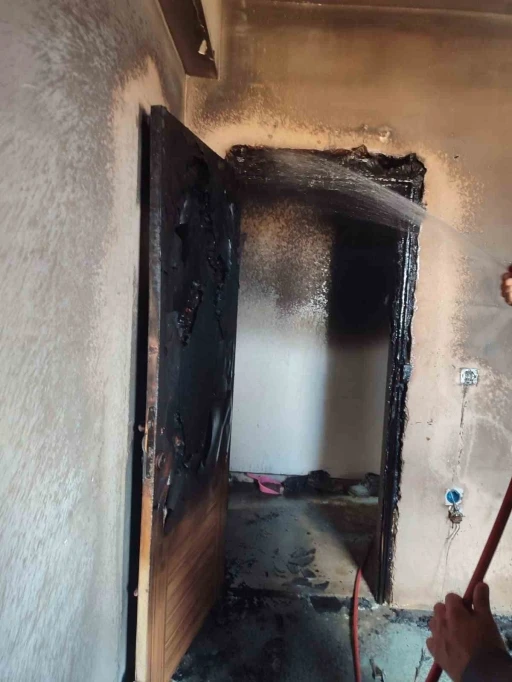 Evde çıkan yangında eşyalar kullanılamaz hale geldi
