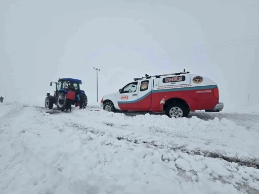Evde doğum yapan anne ve bebeği, saatler s&uuml;ren &ccedil;alışmanın ardından kurtarıldı

