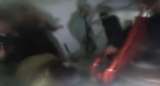 Evde dumandan etkilenen şahsı &ccedil;ıkartma anları kask kamerasına yansıdı
