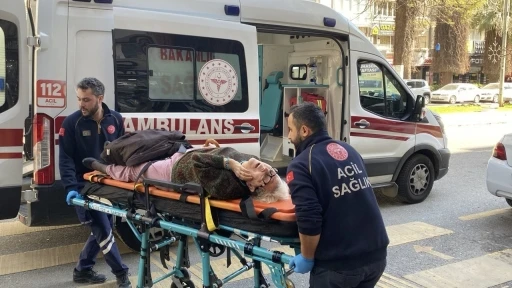 Evde d&uuml;şerek yaralanan yaşlı kadının imdadına ekipler yetişti
