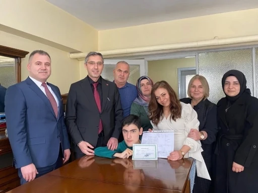 Evde eğitim alan &ouml;ğrenciler karnelerini Kahraman&rsquo;dan aldı
