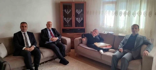 Evde eğitim hizmeti alan öğrenciye moral ziyareti
