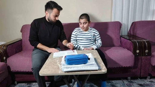 Evde eğitimle derslerini aksatmıyor, polis olma hayali kuruyor
