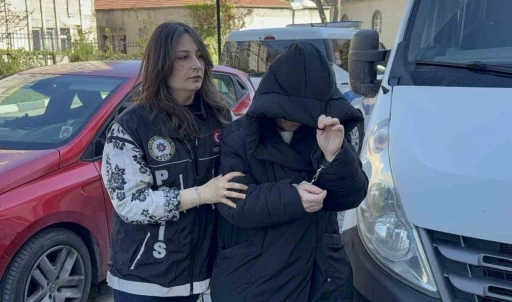 Evde uyuşturucuyla yakalanan kadın g&ouml;zaltına alındı
