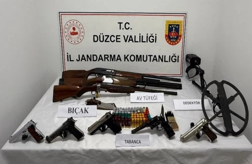 Evde yapılan aramada ruhsatsız silah ve t&uuml;fek ele ge&ccedil;irildi
