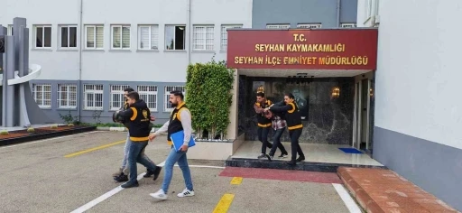 Evden AK-47 ve el bombası &ccedil;ıktı: 4 tutuklama
