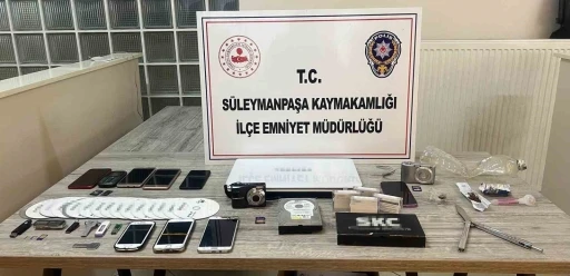 Eve davet ettikleri kişilerin uygunsuz görüntülerini çeken 4 kişi tutuklandı
