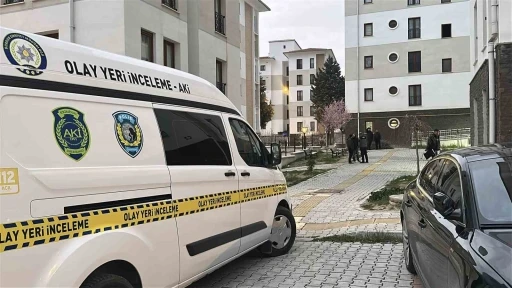 Eve giren hırsızlar yaklaşık 600 bin lira değerindeki ziynet eşyasını &ccedil;aldı