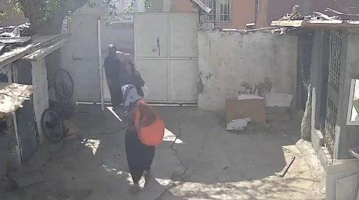 Eve giren kadın şahıslar, altınlarla kayıplara karıştı
