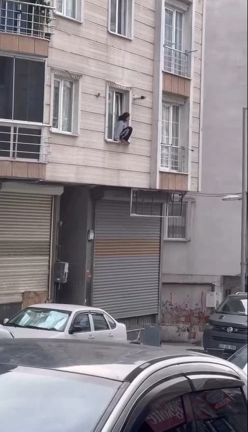 Eve kitlenen gen&ccedil; kadın kendini camdan attı; O anlar kamerada
