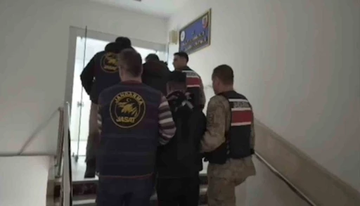 Eve silahlı saldırı kamerada: 2 g&ouml;zaltı
