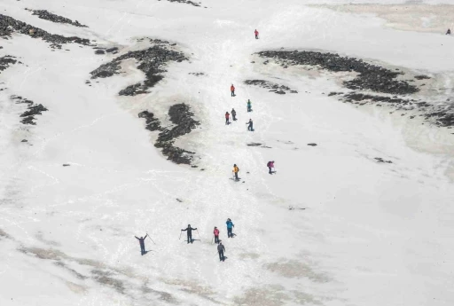 Everest&rsquo;e &ccedil;ıkan dağcılara karbonat vererek milyonluk dolandırıcılık ağı kurdular
