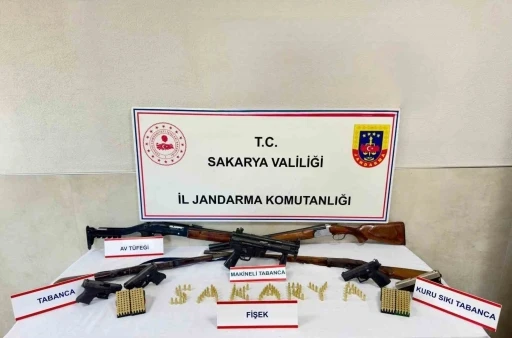Evi cephaneliğe çevirmiş
