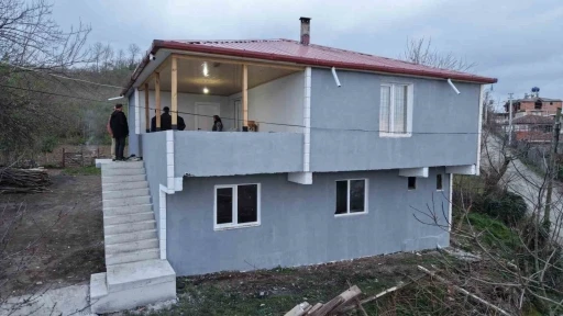 Evi yanan ailenin yaraları sarıldı: Yenilenen ev, bayram hediyesi oldu
