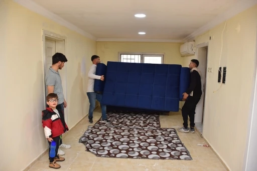 Evi yanan itfaiye personeline Başkan Zencirci’den eşya desteği
