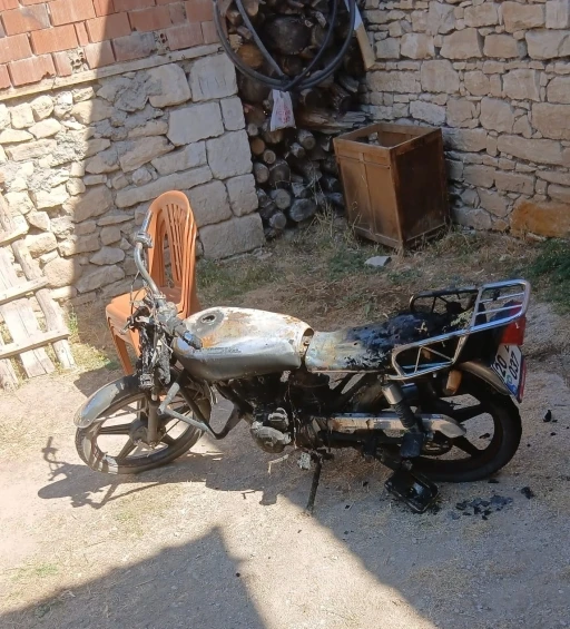 Evin bahçesinde park halinde olan motosiklet kundaklandı
