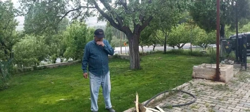 Evin bahçesine düşen yıldırım paniğe neden oldu
