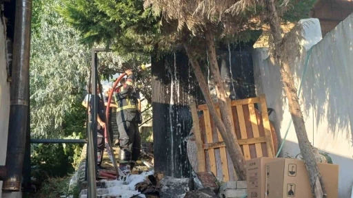 Evin hurdalık b&ouml;l&uuml;m&uuml;nde &ccedil;ıkan yangın ekipleri harekete ge&ccedil;irdi
