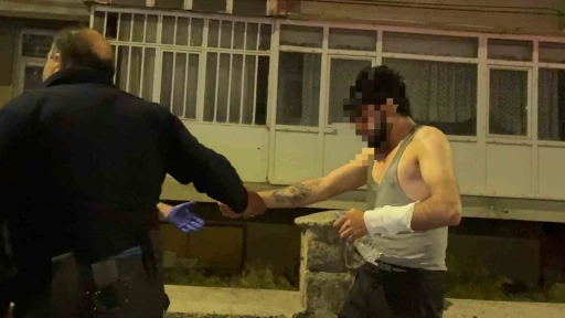 Evinde bı&ccedil;akla kendine zarar veren şahsın hayatını polisin telefon detayı kurtardı
