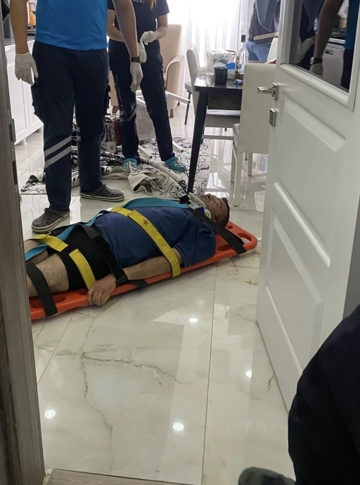 Evinde d&uuml;şerek yaralanan şahıs ekiplerin yardımıyla hastaneye kaldırıldı
