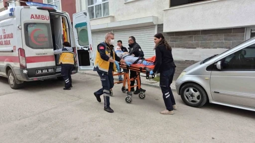 Evinde d&uuml;şerek yaralanan yaşlı kadın dakikalarca yardım bekledi
