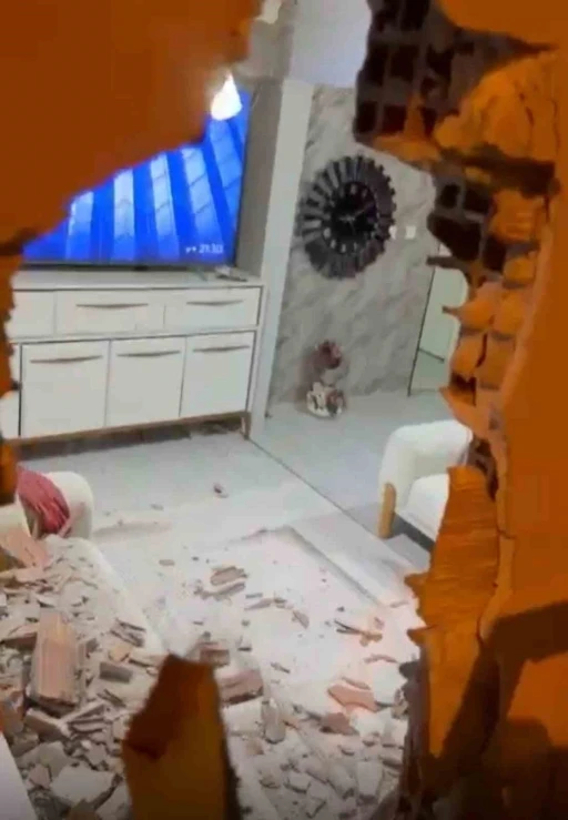 Evinde otururken, kamyonetin &ccedil;arptığı duvarın altında kalarak yaralandı
