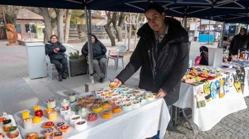 Evinde ürettiği estetik mumları stantta vatandaşlarla buluşturuyor
