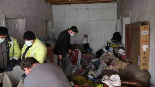 Evinden 10 ton &ccedil;&ouml;p &ccedil;ıktı
