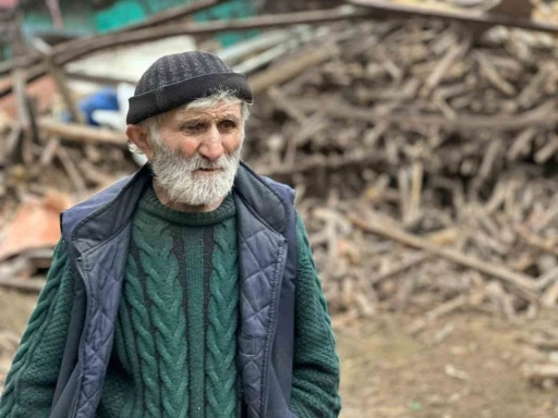 Evinden kamyonlar dolusu &ccedil;&ouml;p &ccedil;ıkarılan 76 yaşındaki adam, &ccedil;atıdan d&uuml;şerek hayatını kaybetti
