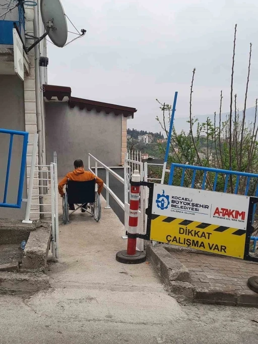 Evine girip çıkmakta zorluk yaşayan engelli vatandaş için rampa yapıldı

