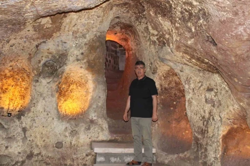 Evinin altında iki bin yıllık parmak izleriyle yaşıyor
