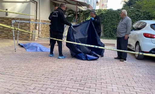 Evinin balkonundan düşen yaşlı kadın hayatını kaybetti
