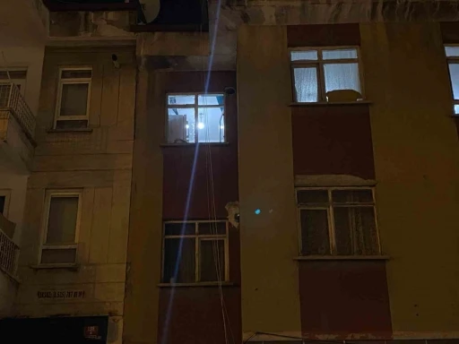 Evinin camına çıktı, etrafa ateş açtı, polise silah doğrulttu
