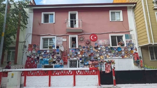 Evinin dış cephesini K&uuml;tahya&rsquo;ya &ouml;zg&uuml; &ccedil;ini tabaklarla kapladı
