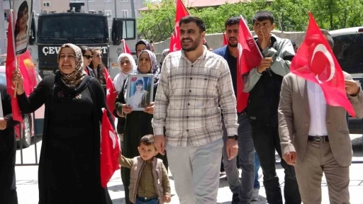 Evlat nöbetindeki aileler: &quot;Umudumuzu kaybetmiyoruz&quot;
