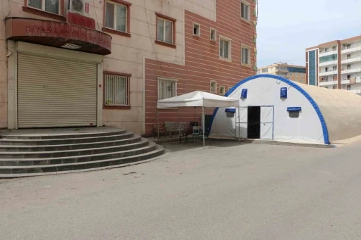 Evlat nöbetini sürdüren ailelerden çocuklarına çağrı: &quot;Silahları bırakın gelin&quot;
