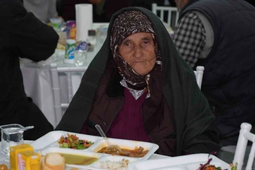 Evlerde yemek pişmiyor, k&ouml;y halkı ortak sofrada iftar yapıyor
