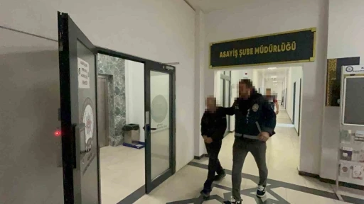 Evlerden hırsızlık yapan ş&uuml;pheli kiralık ara&ccedil;la ka&ccedil;arken yakalandı
