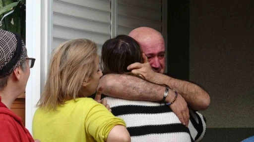 Evleri yanan gen&ccedil; kızı anne ve babası sarılarak teselli etti
