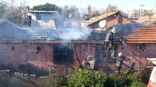 Evlerinin yanışını g&ouml;zyaşları i&ccedil;inde izledi
